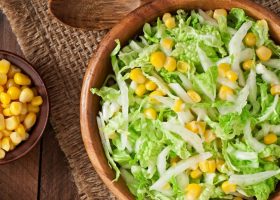 طريقة عمل سلطة الخس بالذرة