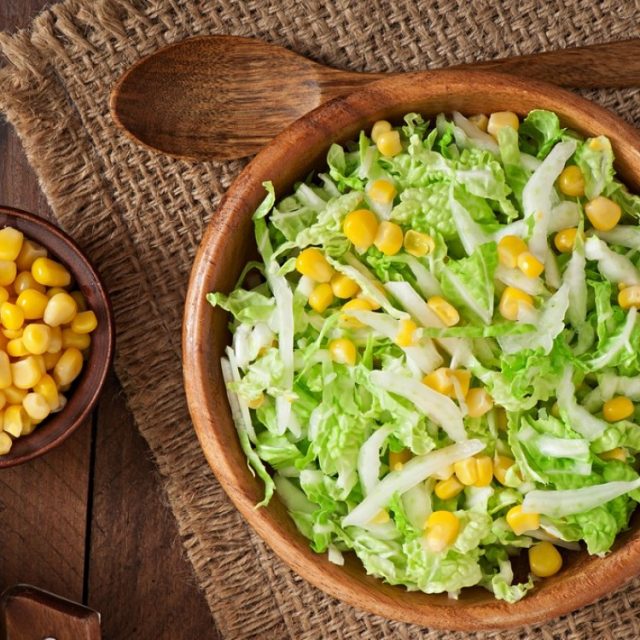 طريقة عمل سلطة الخس بالذرة