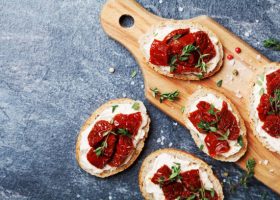 طريقة عمل خبز محمص بالجبن الكريمي والطماطم المجففة