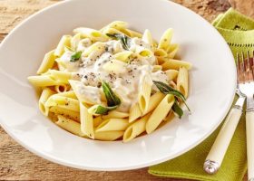 طريقة عمل مكرونة بالصلصة الكريمية والثوم