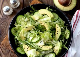 طريقة عمل سلطة الخيار بالأفوكادو