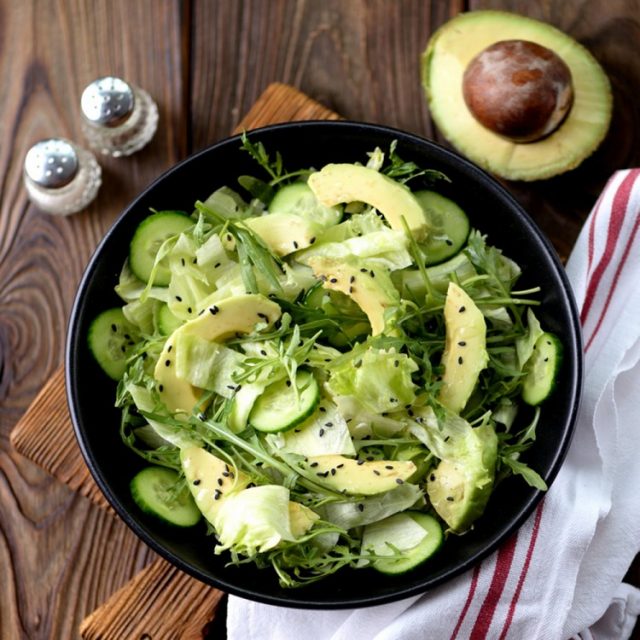 طريقة عمل سلطة الخيار بالأفوكادو