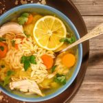 طريقة عمل شوربة الدجاج مع لسان العصفور
