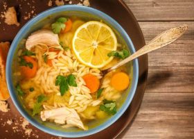 طريقة عمل شوربة الدجاج مع لسان العصفور