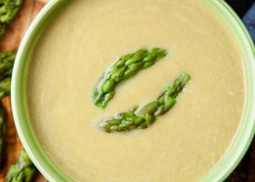 طريقة عمل شوربة الهليون الكريمية