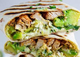 طريقة عمل لفائف الدجاج مع الأفوكادو