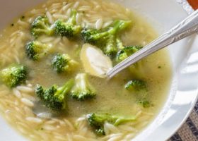 طريقة عمل شوربة لسان العصفور بالبروكلي