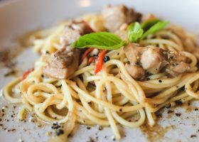 طريقة عمل سباجيتي بالدجاج والزبدة