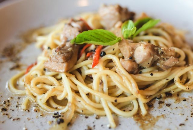 طريقة عمل سباجيتي بالدجاج والزبدة