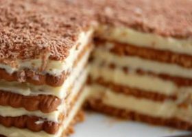 طريقة عمل طبقات البسكويت بالكريمة
