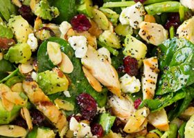 طريقة عمل سلطة الدجاج بالسبانخ والأفوكادو