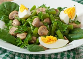 طريقة عمل سلطة الفاصوليا الخضراء بالفطر