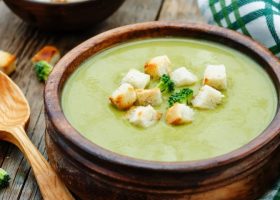 طريقة عمل شوربة الكوسا بالكريمة