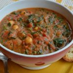 طريقة عمل شوربة الطماطم بالحمص والسبانخ