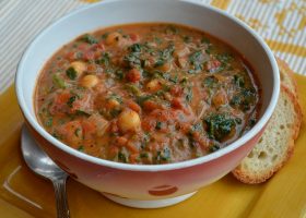 طريقة عمل شوربة الطماطم بالحمص والسبانخ