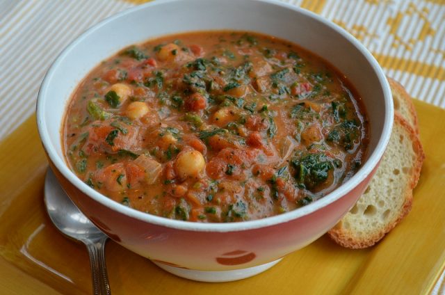 طريقة عمل شوربة الطماطم بالحمص والسبانخ