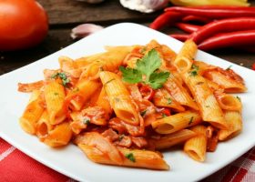 طريقة عمل مكرونة بالصلصة الحارة