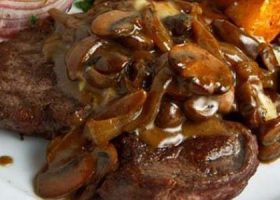 طريقة عمل ستيك لحم بصلصة الفطر