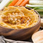 طريقة عمل حمص بالصنوبر