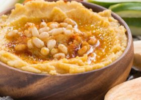 طريقة عمل حمص بالصنوبر