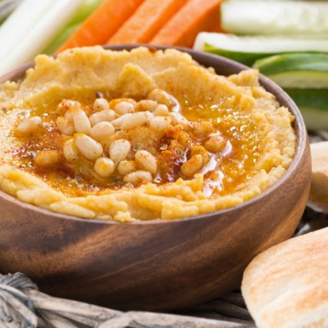 طريقة عمل حمص بالصنوبر