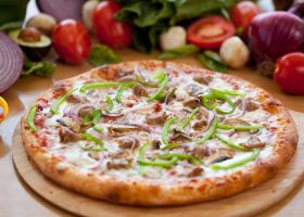 طريقة عمل بيتزا بالسجق