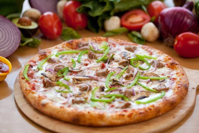 طريقة عمل بيتزا بالسجق