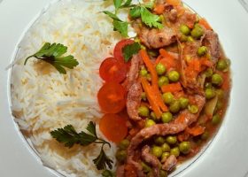 طريقة عمل يخنة البازيلاء والجزر مع صلصة الرو