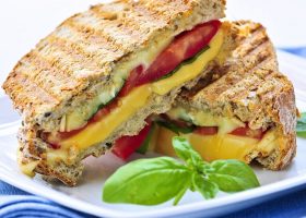 طريقة عمل كلوب ساندويش الحبش والجبن