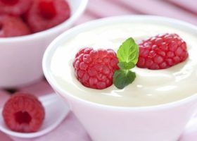 طريقة عمل مهلبية بالتوت الأحمر