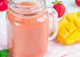 طريقة عمل سموثي الفراولة بالمانجو