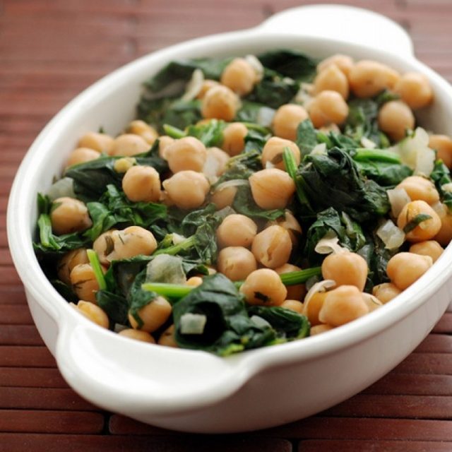طريقة عمل السبانخ بالزيت والحمص