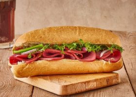 طريقة عمل سندويش اللحم المدخن مع الجبن بالأعشاب