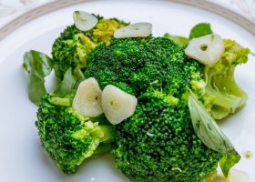 طريقة عمل بروكلي مشوي بالليمون والثوم