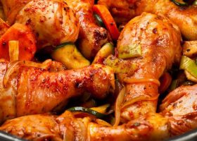 طريقة عمل افخاذ دجاج بالخضار وصلصة الطماطم