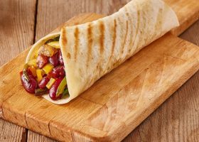 طريقة عمل تورتيلا الخضراوات والفاصوليا