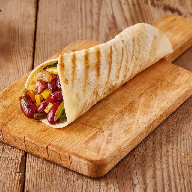 طريقة عمل تورتيلا الخضراوات والفاصوليا