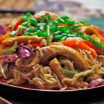 طريقة عمل نودلز الدجاج بالكاري والخضار