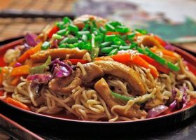 طريقة عمل نودلز الدجاج بالكاري والخضار