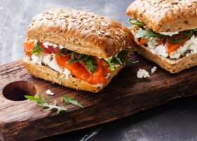 طريقة عمل ساندويش السلمون المدخن مع الجبن الكريمي