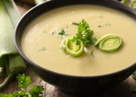 طريقة عمل شوربة الكراث بالكريمة