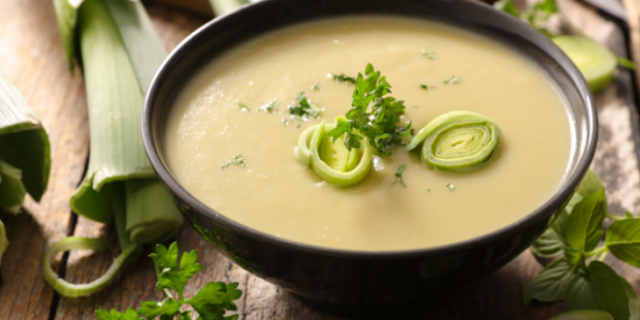 طريقة عمل شوربة الكراث بالكريمة