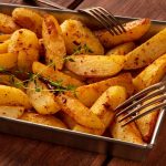 طريقة عمل أصابع البطاطس بصوص البابريكا والزعتر
