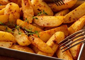 طريقة عمل أصابع البطاطس بصوص البابريكا والزعتر