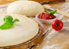 طريقة عمل عجينة العشر دقائق للبيتزا