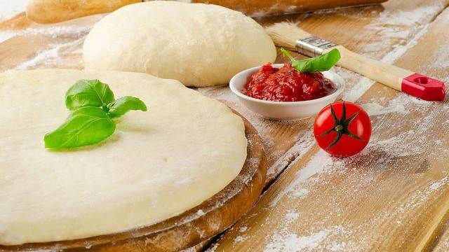 طريقة عمل عجينة العشر دقائق للبيتزا