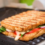 طريقة عمل ساندويش الجبن مع الطماطم والسبانخ