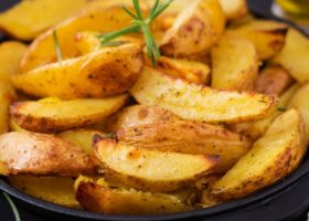 طريقة عمل البطاطس اليونانية