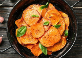 طريقة عمل بطاطا حلوة مقرمشة بالثوم