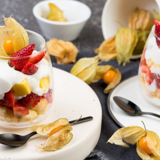 طريقة عمل حلى كاسات بالكيك الجاهز